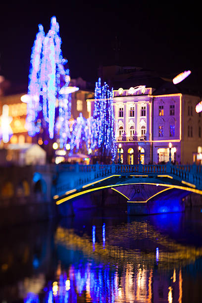 tempo de natal decorada ljubljana - ljubljana december winter christmas imagens e fotografias de stock