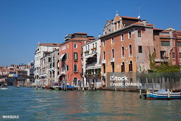 Gondeln Den Canal Grande In Venedig Italien Stockfoto und mehr Bilder von Außenaufnahme von Gebäuden - Außenaufnahme von Gebäuden, Bauwerk, Blau