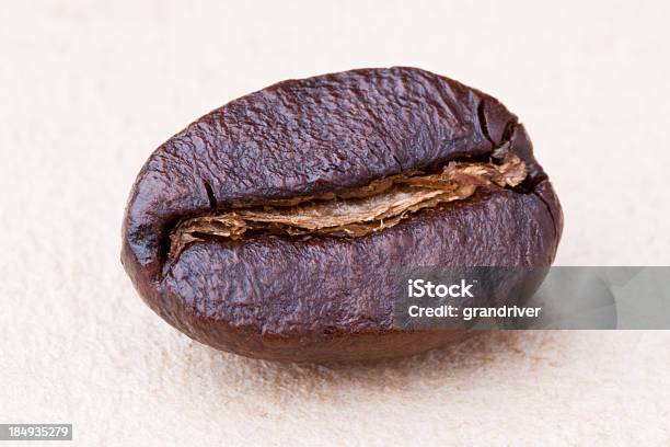 Kaffeebohne Stockfoto und mehr Bilder von Brauner Hintergrund - Brauner Hintergrund, Entkoffeinierung, Freisteller – Neutraler Hintergrund