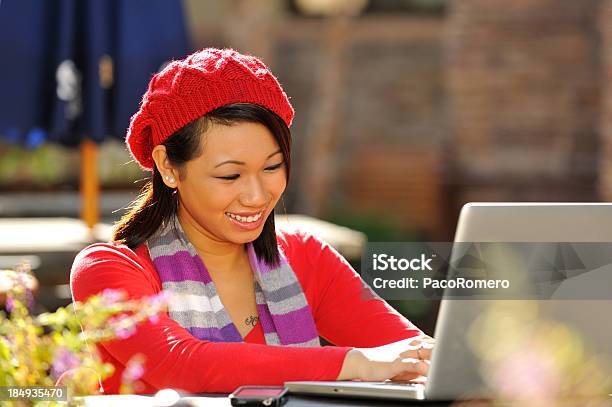 Engraçado Menina Asiática Com Laptop Trabalhando Ao Ar Livre - Fotografias de stock e mais imagens de 20-24 Anos
