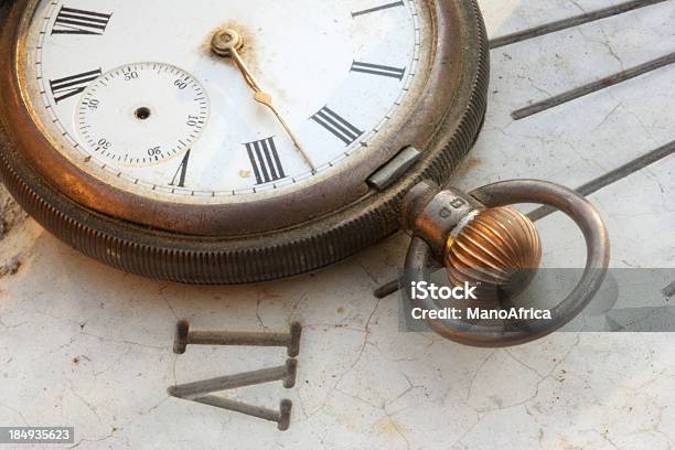 Schlüsselanhänger Uhr 1 Stockfoto und mehr Bilder von Kleine Uhr - Kleine Uhr, Marmorgestein, Sonnenuhr