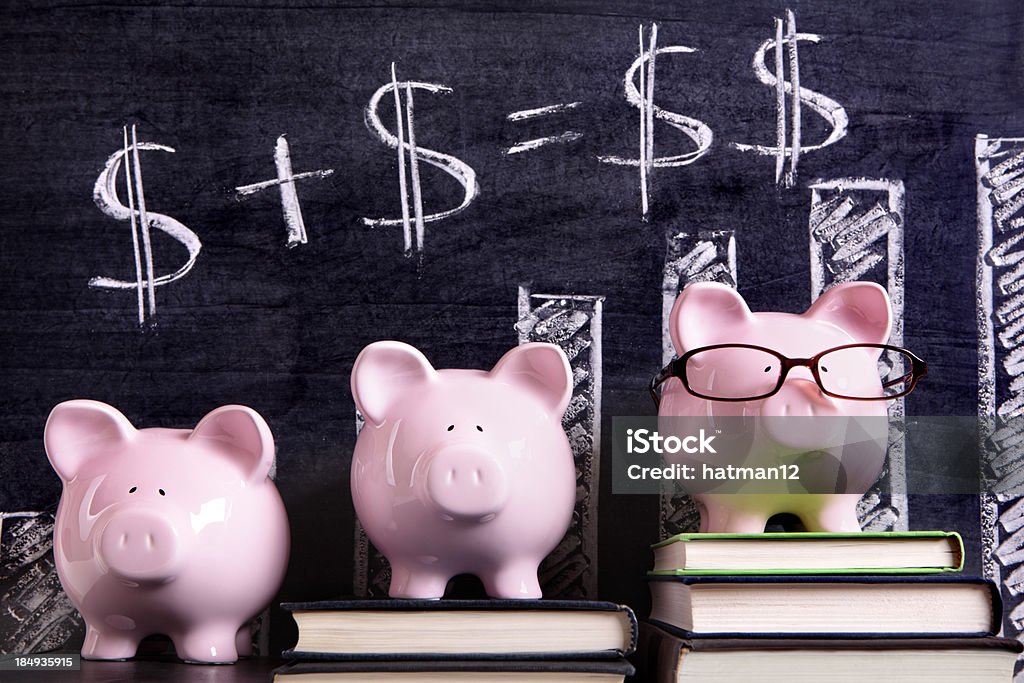 Piggy bancos com descontos fórmula - Foto de stock de Cofre de porquinho royalty-free