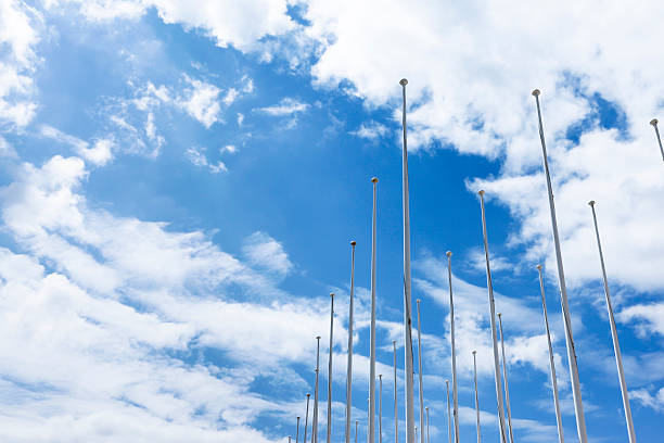 пустой флаг поляков и голубого неба - national flag flag global communications sky стоковые фото и изображения