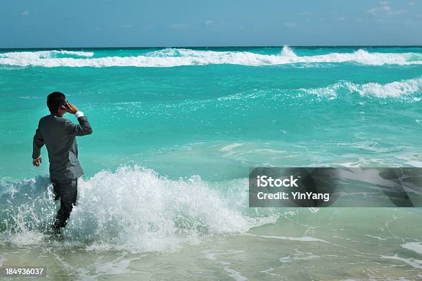 Geschäftsmann Arbeiten Und Reden Mit Dem Handy Während Des Urlaubs Stockfoto und mehr Bilder von Alles hinter sich lassen