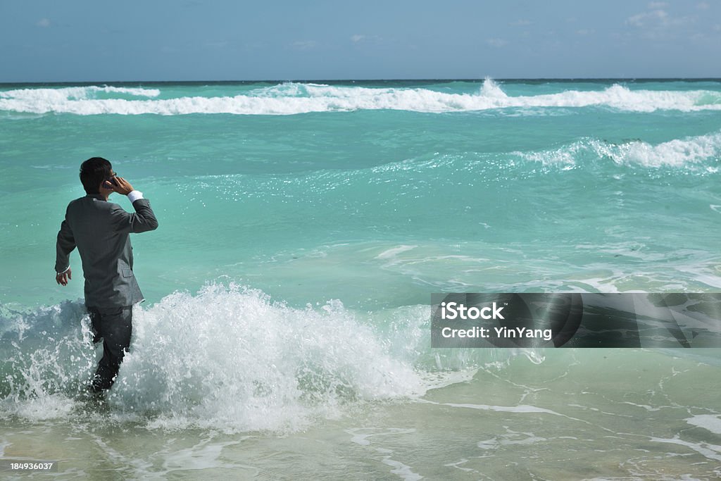 Uomo d'affari di lavoro e parlare con il telefono cellulare mentre si è in vacanza - Foto stock royalty-free di Abbigliamento elegante