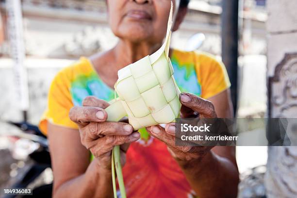 Balinese Offerta Per Le Bevande Alcoliche - Fotografie stock e altre immagini di Adulto - Adulto, Anziani attivi, Asia