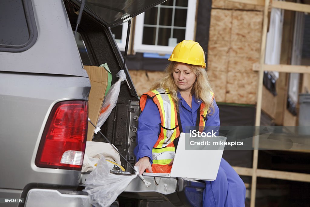 Femme Travailleur de la construction sur site de travail avec ordinateur - Photo de Entrepreneur en bâtiment libre de droits