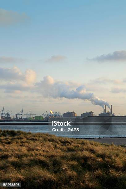 Wydmy Z Europoort Industrial Area - zdjęcia stockowe i więcej obrazów Bez ludzi - Bez ludzi, Fotografika, Holandia