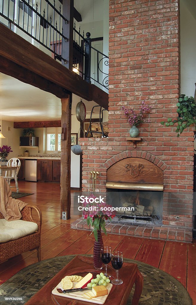 Cabaña rústica interior con chimenea - Foto de stock de Botella de vino libre de derechos