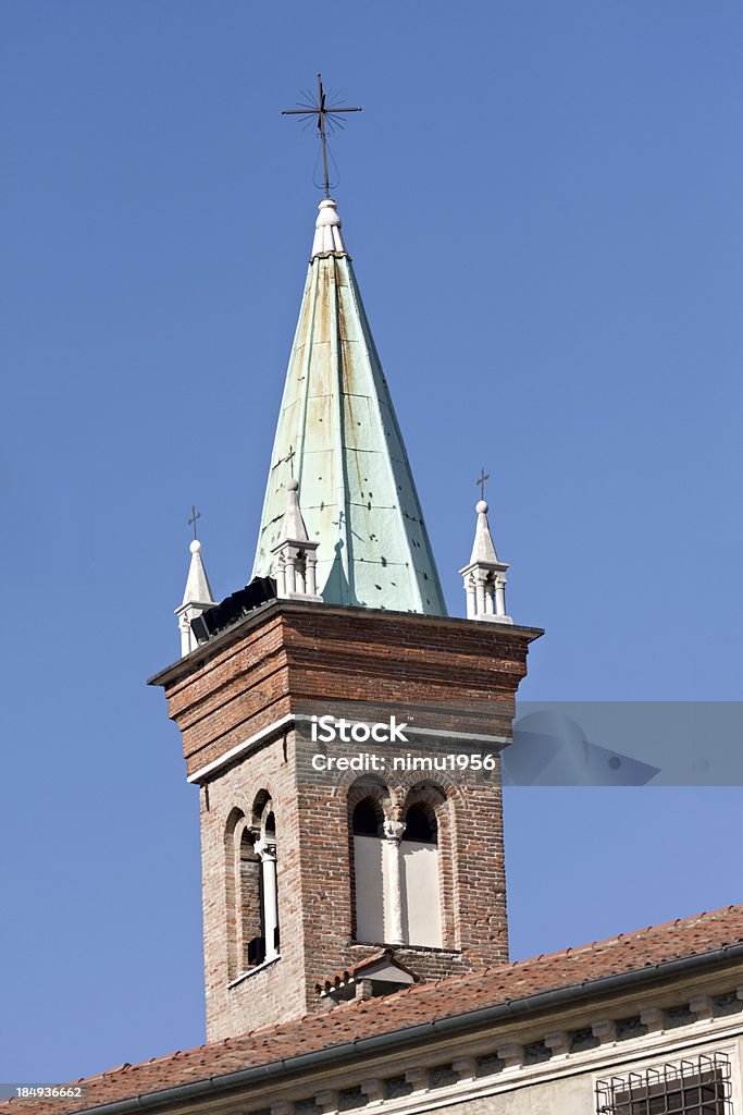 教会ベルタワーの絶縁にブルーの空。ヴィチェンツァます。 - カトリックのロイヤリティフリーストックフォト