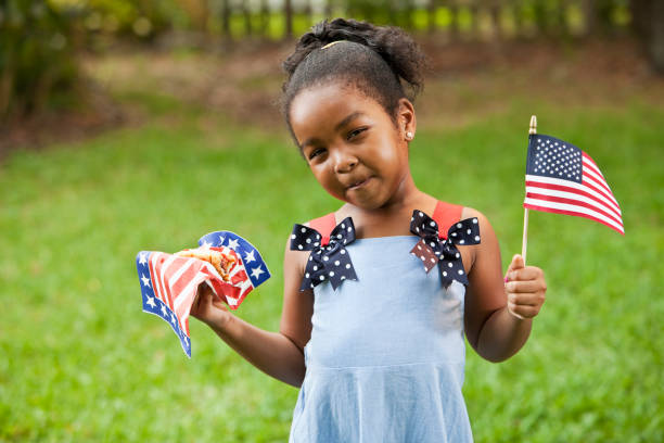 dziewczynka z amerykańskiej flagi i hot doga - patriotism child american culture flag zdjęcia i obrazy z banku zdjęć