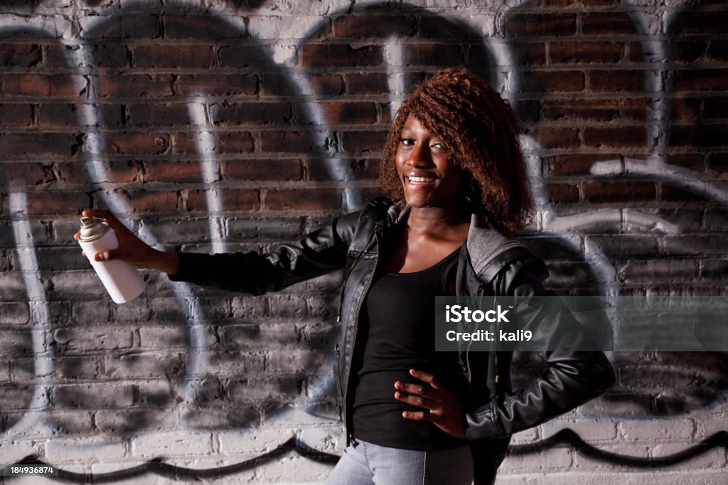 Junge Frau mit spray können von grafitti an Wand - Lizenzfrei Eine Frau allein Stock-Foto