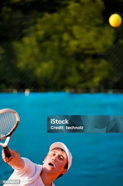 Jugador De Tenis Con La Bola Foto de stock y más banco de imágenes de 20 a 29 años - 20 a 29 años, Actividad, Actividades recreativas