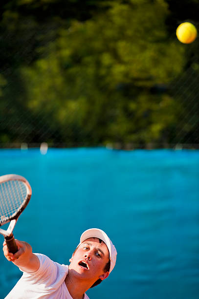 tenis gracza obsługujących piłkę - athlete flying tennis recreational pursuit zdjęcia i obrazy z banku zdjęć