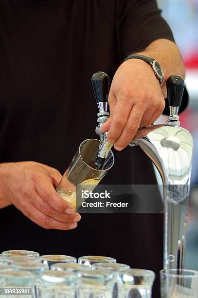 Cerveza Fresca Foto de stock y más banco de imágenes de Adulto - Adulto, Aire libre, Alimento