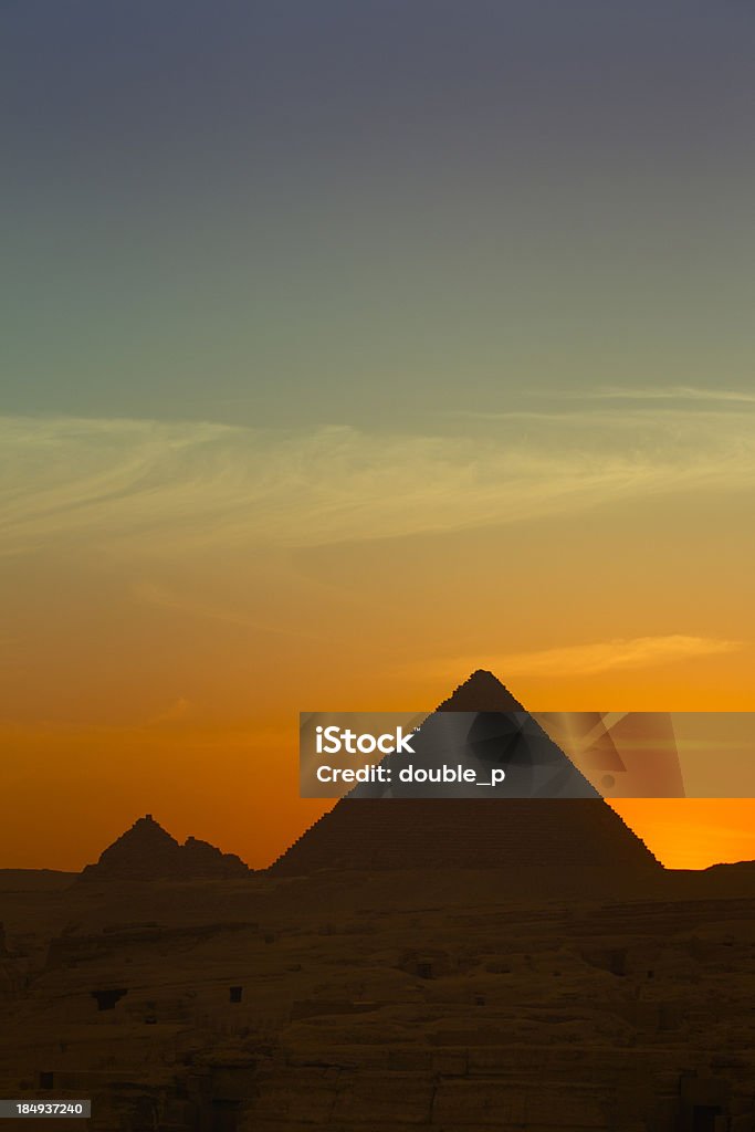 Gizeh в начале вечера солнце - Стоковые фото Пирамида роялти-фри