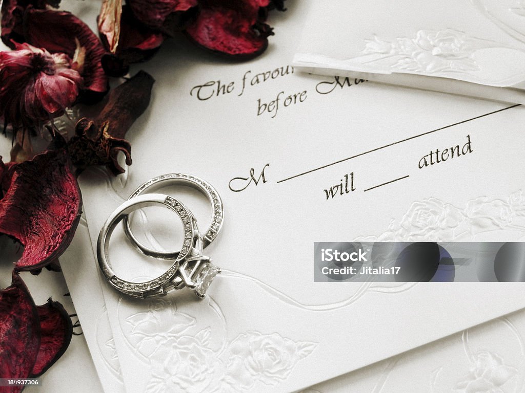 Invito di matrimonio con petali di rosa - Foto stock royalty-free di RSVP