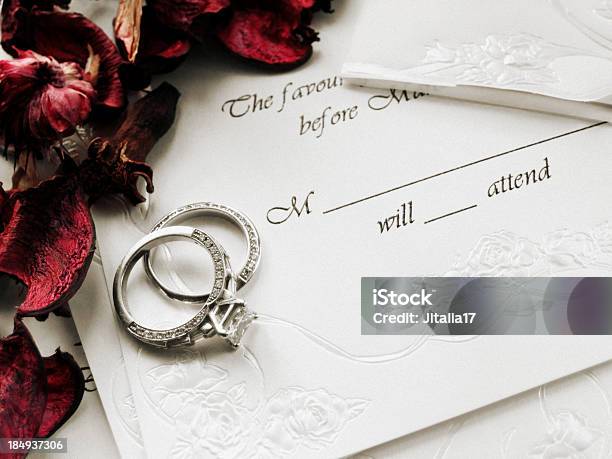 Invito Di Matrimonio Con Petali Di Rosa - Fotografie stock e altre immagini di RSVP - RSVP, Partecipazione di nozze, Matrimonio
