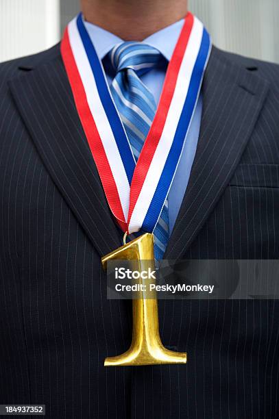 Ejecutivo Sencuentra En El Número Uno De La Medalla De Oro Foto de stock y más banco de imágenes de Adulto