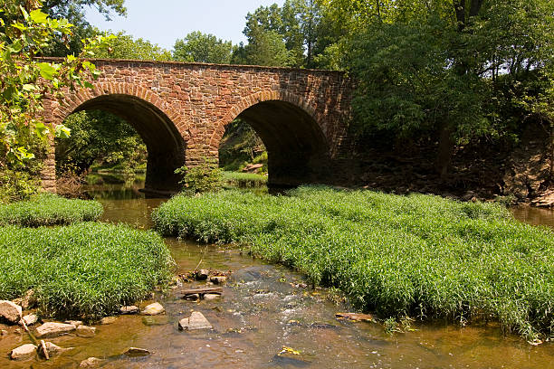 stone bridge en campos de batalla de manassas - manassas war famous place park fotografías e imágenes de stock