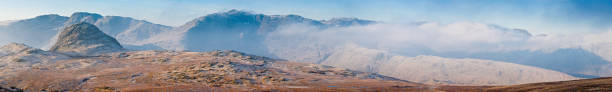 озёрный край западной выполняют горных вершин panorama - panoramic langdale pikes english lake district cumbria стоковые фото и изображения