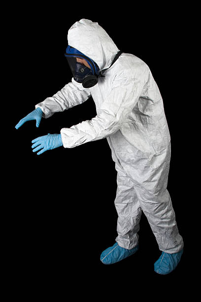 mit vorsicht handhaben ii - radiation protection suit toxic waste protective suit cleaning stock-fotos und bilder