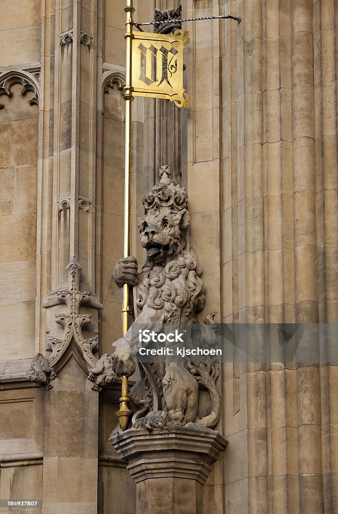 Casas de león con el Parlamento estatua de bandera - Foto de stock de Torre Victoria libre de derechos