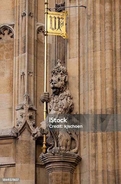 Photo libre de droit de Maisons Du Parlement Statue De Lion Avec Drapeau banque d'images et plus d'images libres de droit de Tour Victoria - Tour Victoria, Angleterre, Capitales internationales