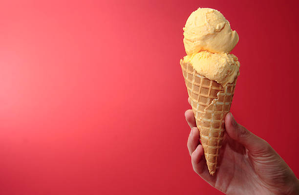 Francês Gelado de Baunilha em amarelo, com espaço para copiar - fotografia de stock