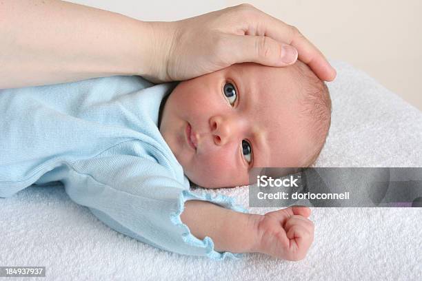 2 Недель Ребенок Loved — стоковые фотографии и другие картинки Изолированный предмет - Изолированный предмет, Мать, Младенец