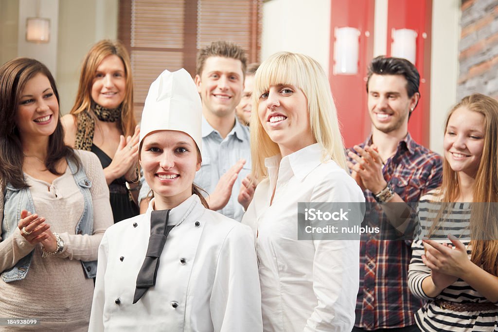 Шеф-повар Официант и их гостей - Стоковые фото Аплодировать роялти-фри