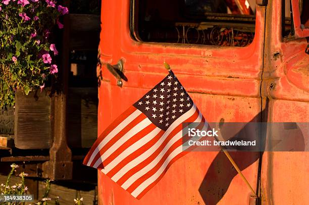 Verrostete Vintagetruck Old Glory Stockfoto und mehr Bilder von 4. Juli - 4. Juli, Ländliches Motiv, Alt