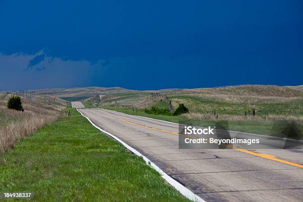 ストーミー Road の先 - サンドヒルズのストックフォトや画像を多数ご用意 - サンドヒルズ, ネブラスカ州, なだらかな起伏のある地形