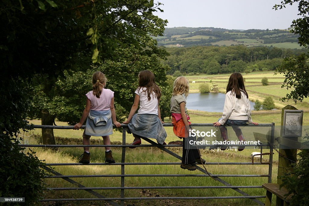 Meninas na fazenda - Foto de stock de Campo royalty-free