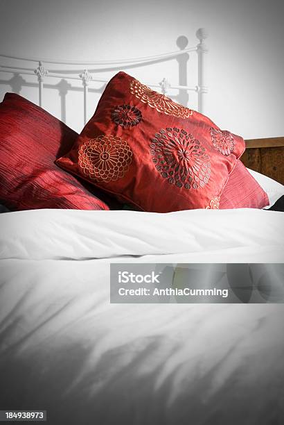 Металлические Bedstead Bed С Белым Одеялом И Красным Подушки — стоковые фотографии и другие картинки Без людей