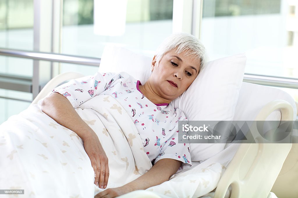 Mujer Senior en hospital - Foto de stock de Acostado libre de derechos