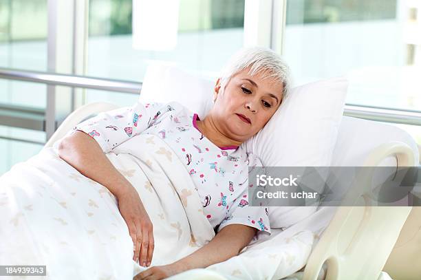 Mujer Senior En Hospital Foto de stock y más banco de imágenes de Acostado - Acostado, Cama, Paciente