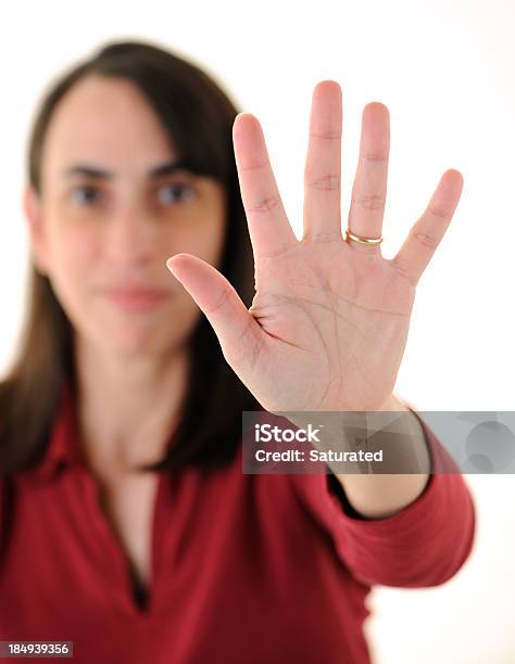 Kobieta Trzymającego Pięciu Palcami - zdjęcia stockowe i więcej obrazów Liczba 5 - Liczba 5, Kobiety, Tylko jedna kobieta