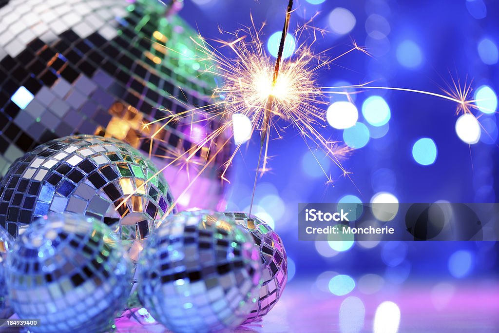 Decorazione partito con palla da discoteca e fuoco Candela magica - Foto stock royalty-free di Ballo di fine anno scolastico