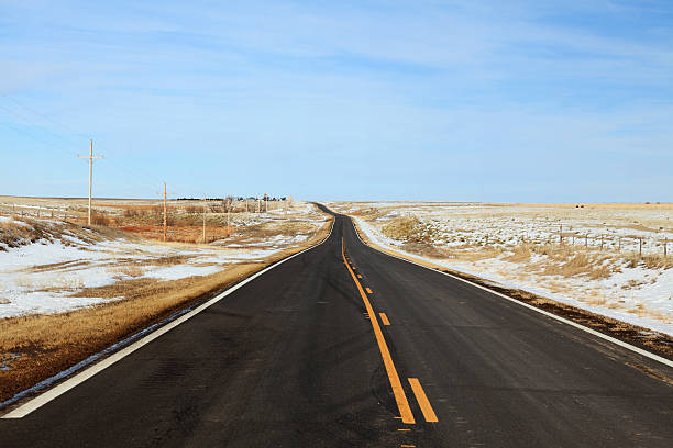 冬 country road - prairie farm winter snow ストックフォトと画像