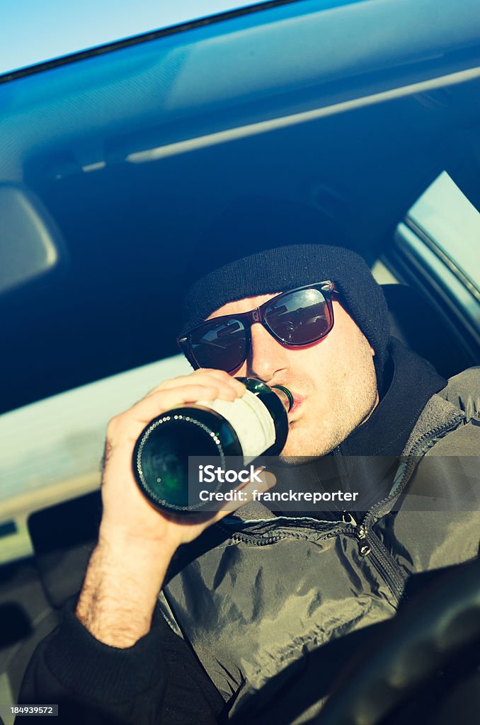 Ivre homme au volant - Photo de Boire et conduire libre de droits