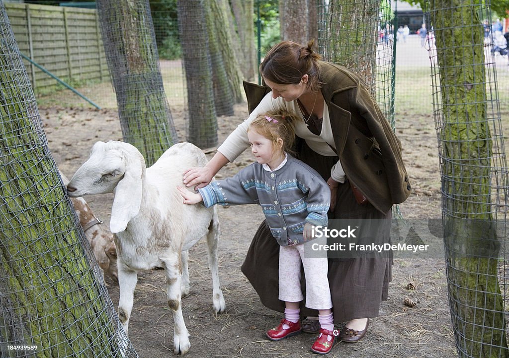 Mãe e filho no the farm - Foto de stock de Acariciar royalty-free