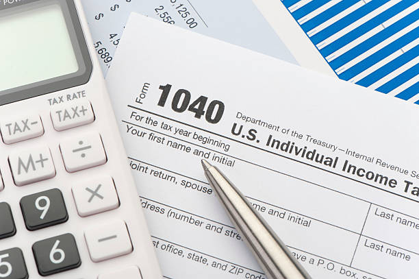 plano aproximado de um formulário de declaração de imposto - 1040 tax form imagens e fotografias de stock