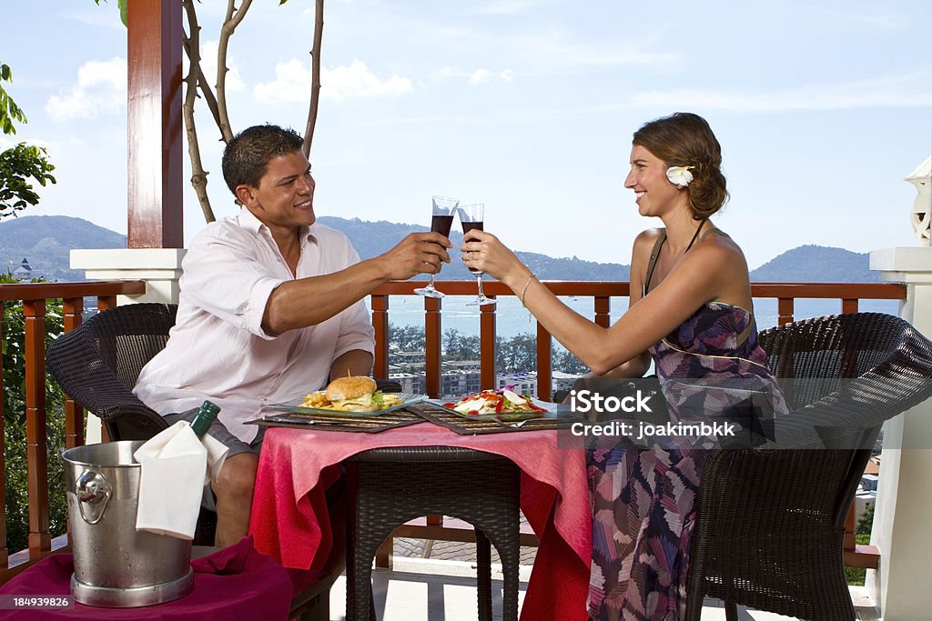 Casal Jovem a celebrar na tabela - Royalty-free Adulto Foto de stock