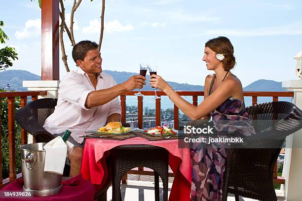 Casal Jovem A Celebrar Na Tabela - Fotografias de stock e mais imagens de Adulto - Adulto, Almoço, Amor