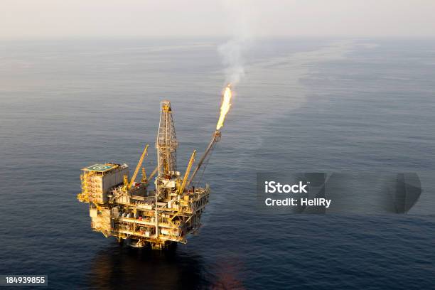 Platforma Naftowa - zdjęcia stockowe i więcej obrazów Wyciek ropy naftowej - Wyciek ropy naftowej, Morze, Platforma naftowa