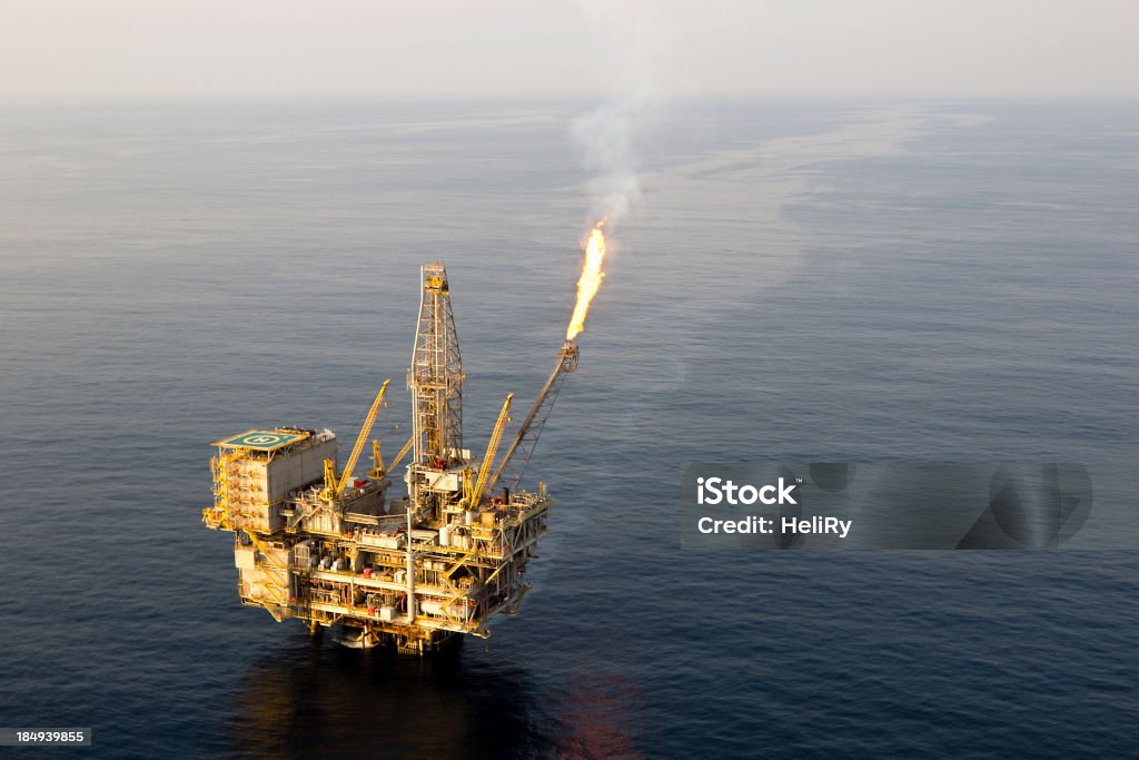 Нефтяная платформа - Стоковые фото Разлив нефти роялти-фри