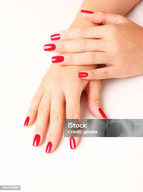 Красный Fingernails Крупным Планом — стоковые фотографии и другие картинки Вертикальный - Вертикальный, Европейского происхождения, Женский пол