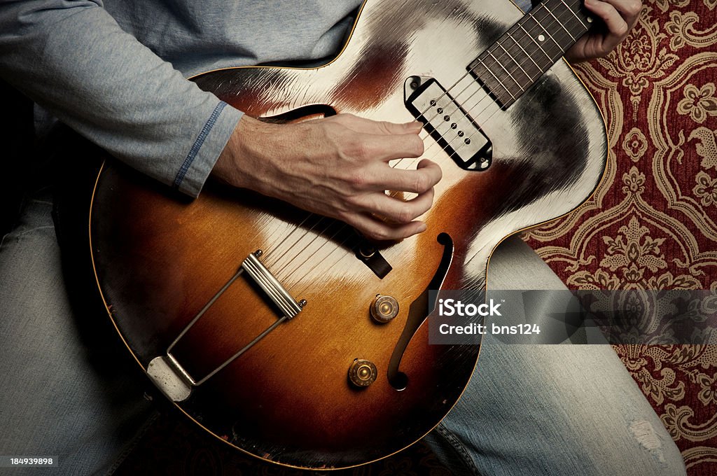 Guitare Rock'n'Roll sur fond noir - Photo de Artiste de spectacle libre de droits