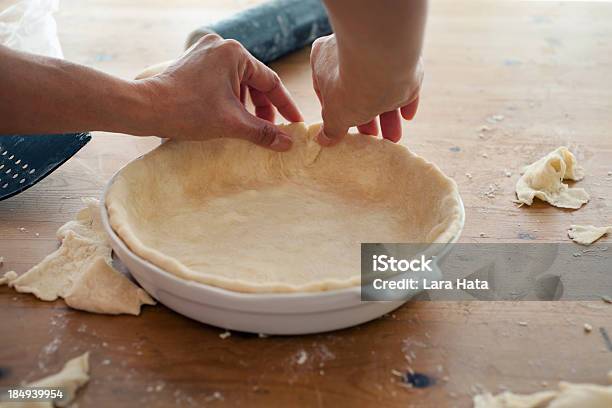 Nawiązywanie Pie Crust Od Podstaw - zdjęcia stockowe i więcej obrazów Wytrawny placek - Wytrawny placek, Nadziewany placek, Surowe ciasto